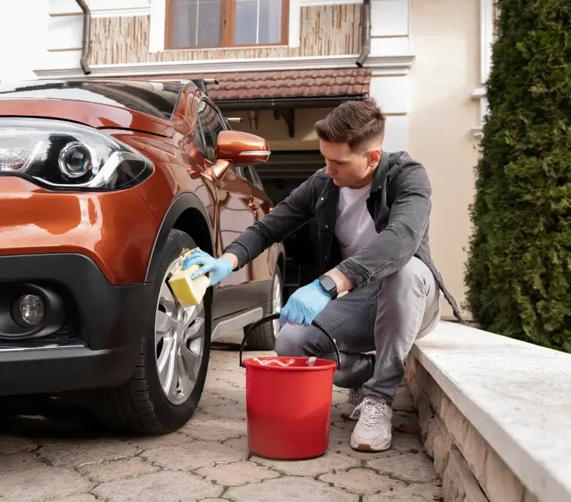 Lavage auto à domicile Férel : professionnel intervenant sur un véhicule